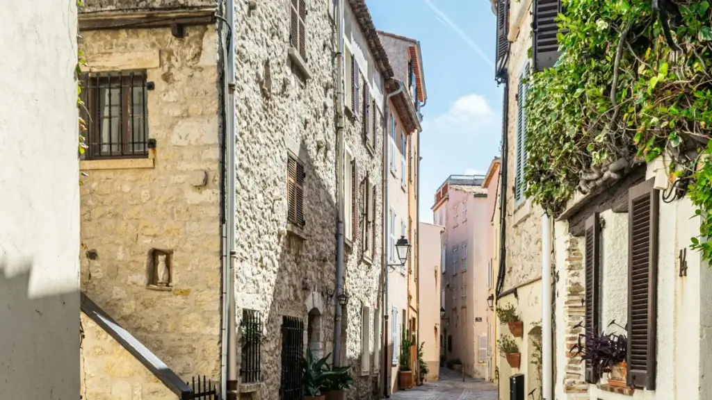 "Guide terrain pour créateurs au Niger: comment contacter marques autrichiennes sur Snapchat et filmer du contenu BTS (technique, pitch, droits, confidentialité)."